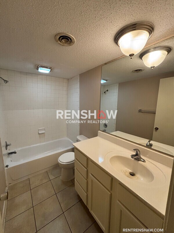 Foto del edificio - 6620 Poplar Woods Cir S
