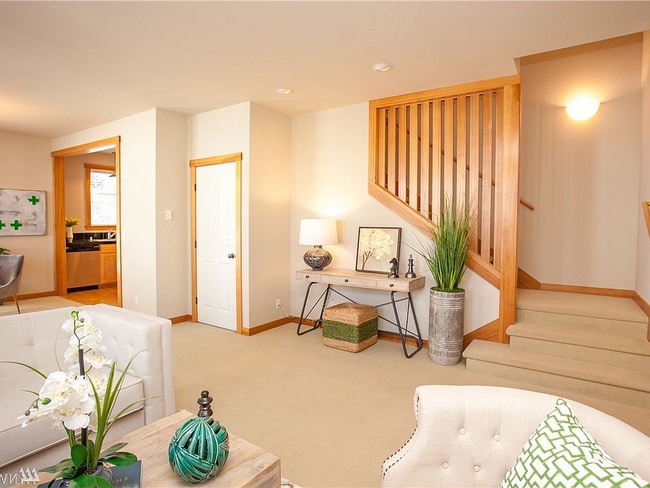 Building Photo - Nice Spacious Bainbridge Condo in heart of downtonw