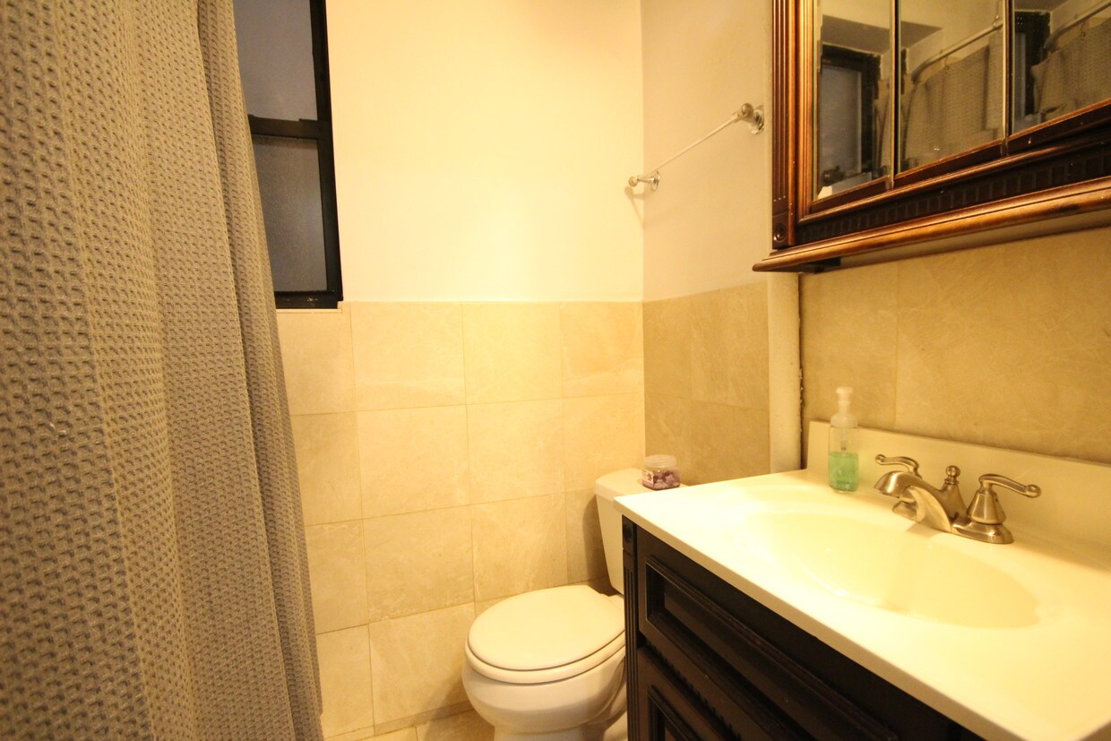 Foto del edificio - 328 E 52nd St