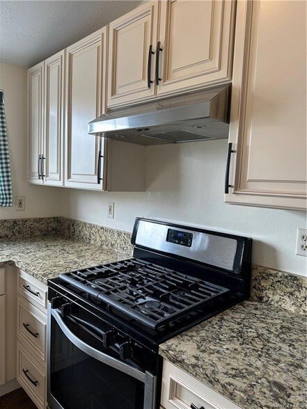 Foto del edificio - 3811 Whispering Hills Dr