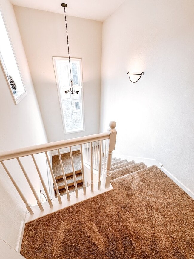 Building Photo - Lovely Townhouse For Immediate Move In!