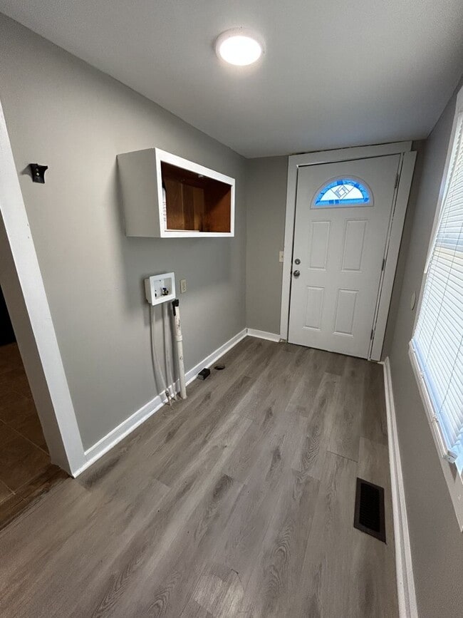 Building Photo - GORGEOUS 4BR/1BA - Large Corner Lot!  A MUST SEE!