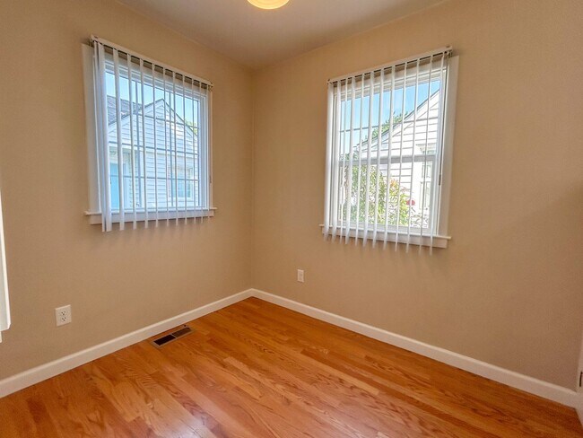 Foto del edificio - 3319 Williams Ave NE