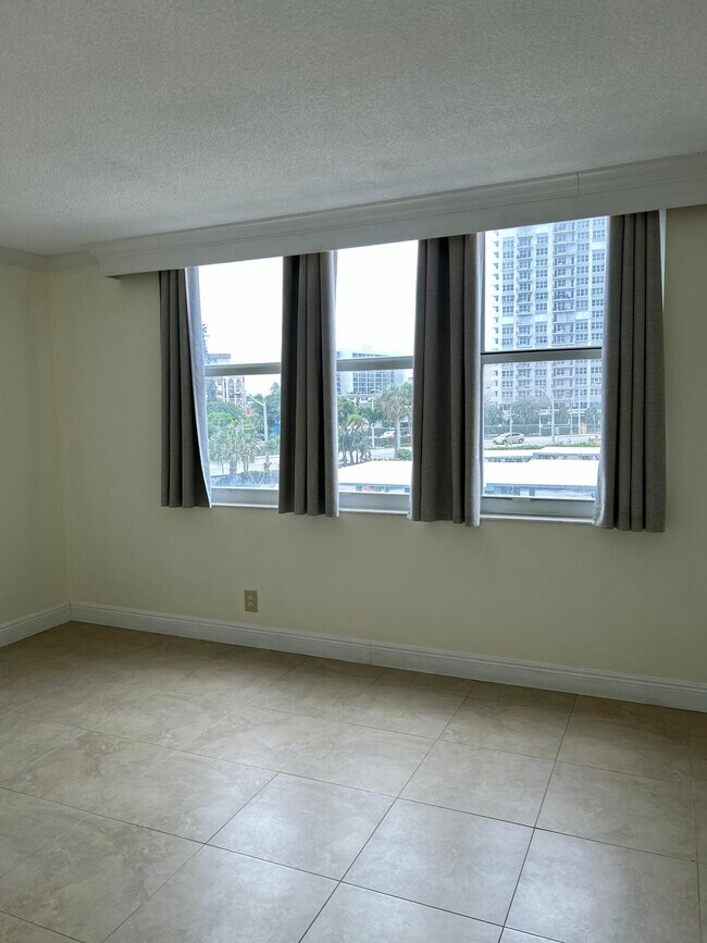 Building Photo - 305 N Pompano Beach Blvd