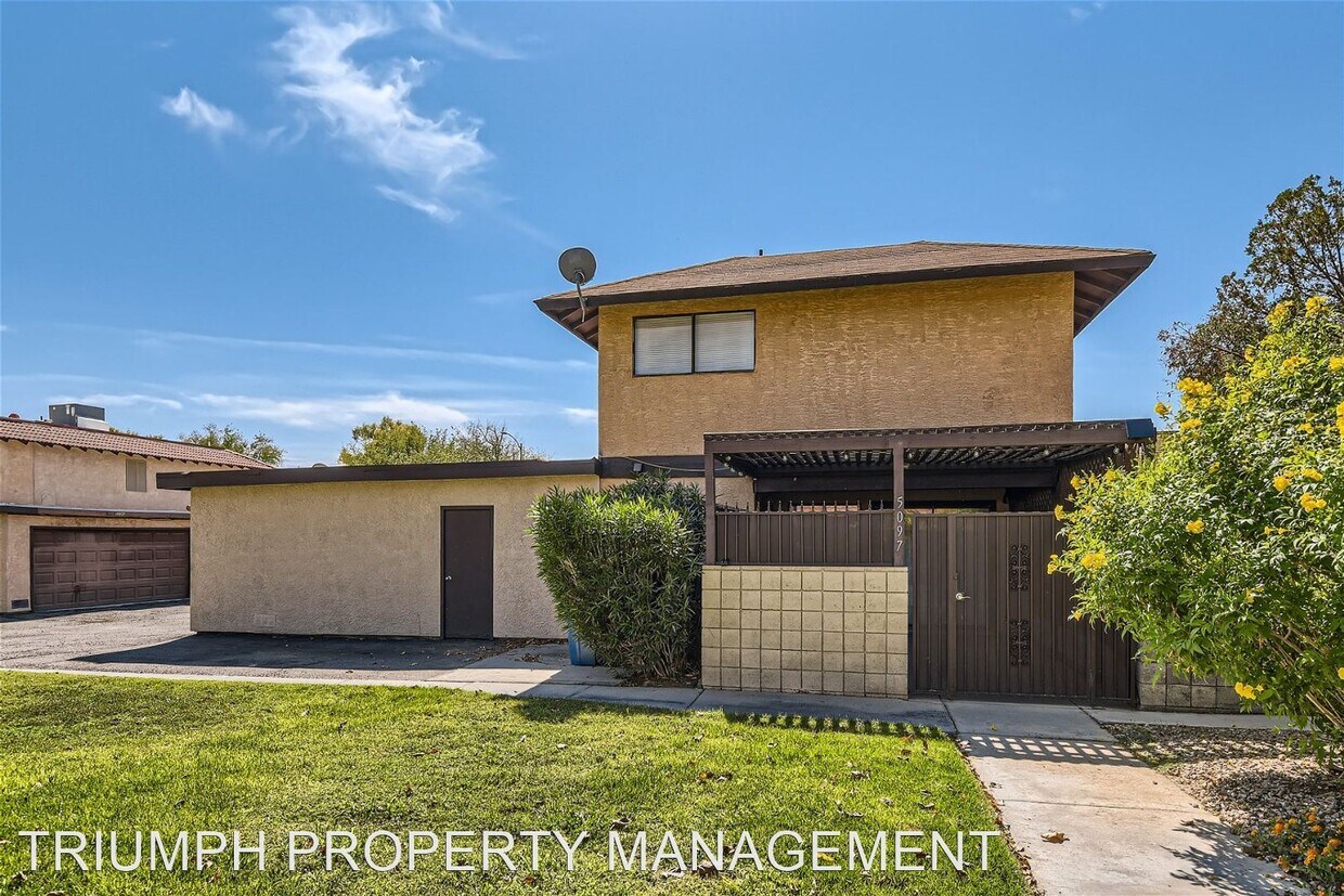 Foto principal - 3 br, 1.5 bath House - 5097 Village Dr