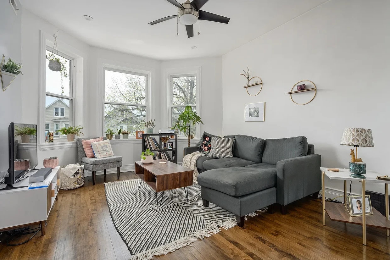 Foto principal - 3244 N Hamlin Ave