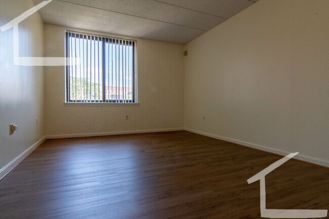 Building Photo - No Brokers Fee, Central Heat/AC, In-Unit W...