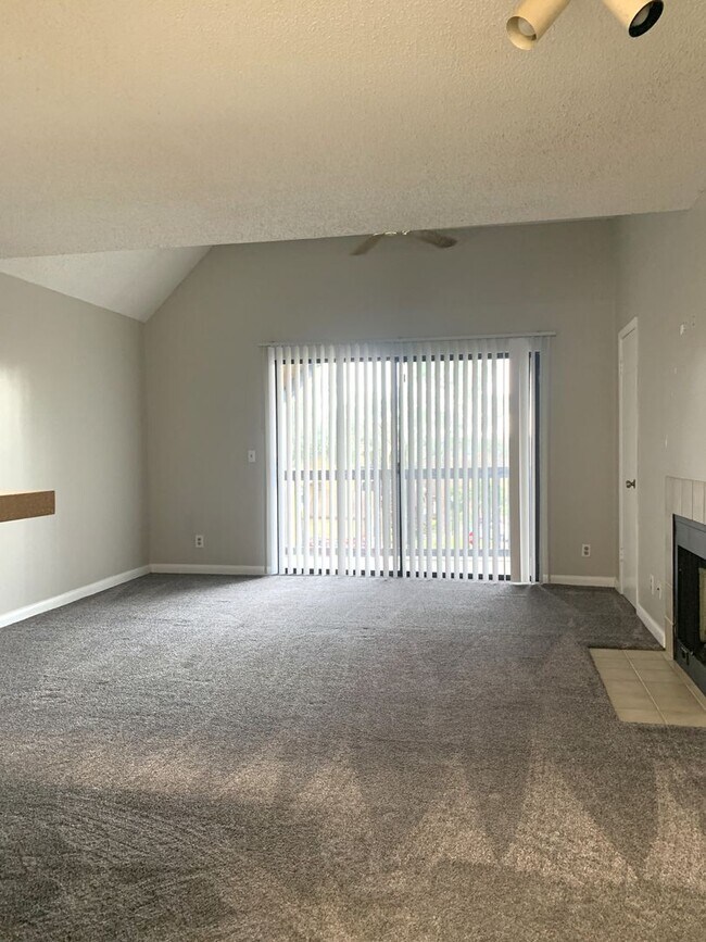 Foto del edificio - 1 bed/1bath at Lakewood Park Condominium i...