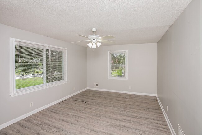 Foto del edificio - 1745 Bywood Dr