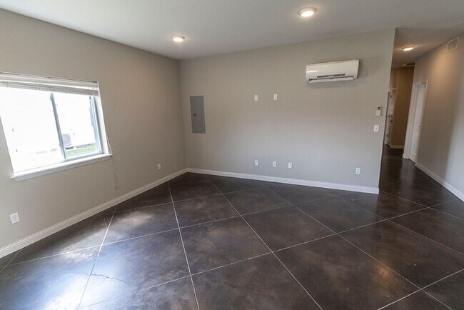 Building Photo - 1411 Paris Rd