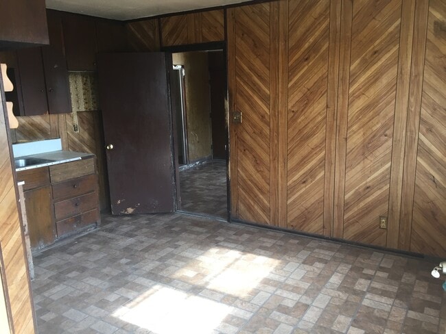 Building Photo - 3 bedroom