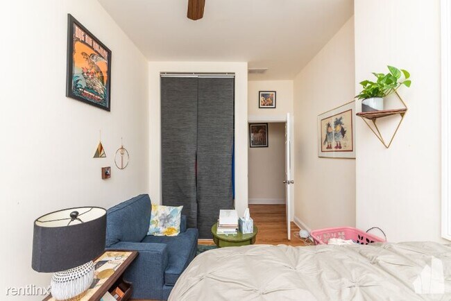 Building Photo - 2 br, 1 bath Townhome - 2109 W Warner Ave
