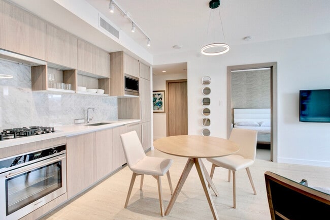 Building Photo - 39 Smithe St