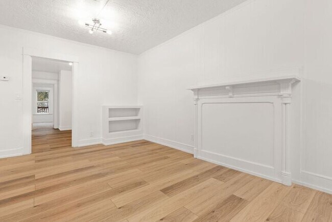 Building Photo - 3 bedroom, 1 bath in Southeast Portland!