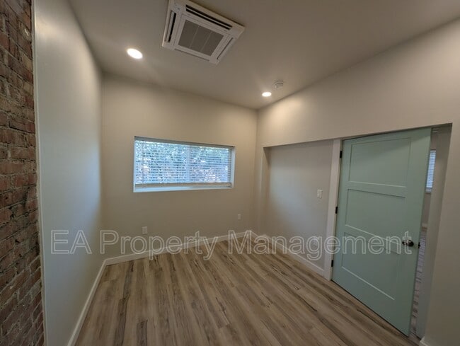 Foto del edificio - 816 1/2 13th St NW