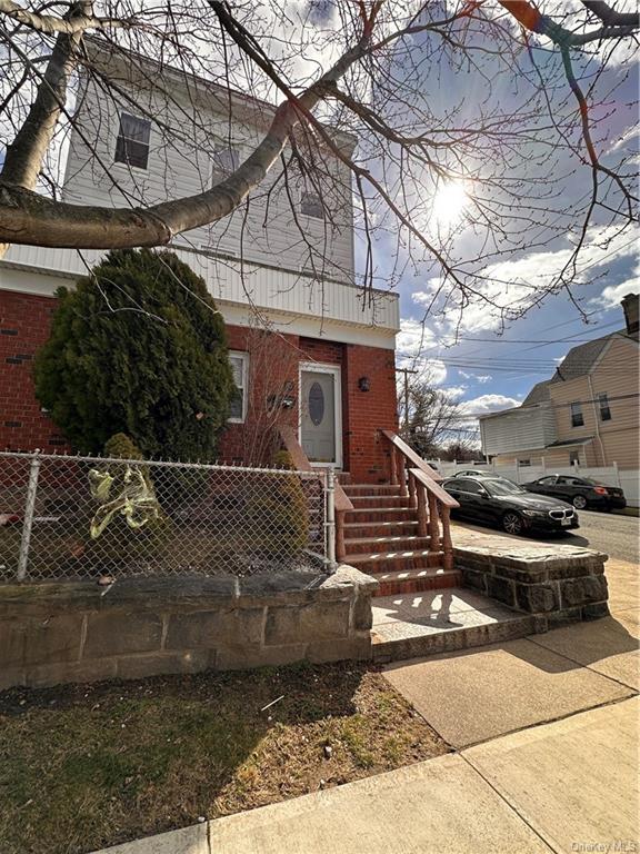 46 Ave, Yonkers, NY 10701 Room for Rent in Yonkers, NY