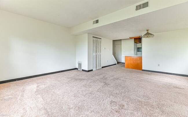 Building Photo - 3 br, 1 bath Townhome - 3258 Niagara Sq