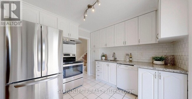 Building Photo - 60 Beacham Crescent