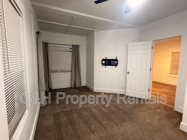 Building Photo - 631 Miles Ave