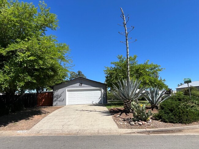 Foto del edificio - Remodeled cozy home in North Redding!