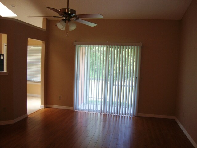 Building Photo - 2/2  End Unit