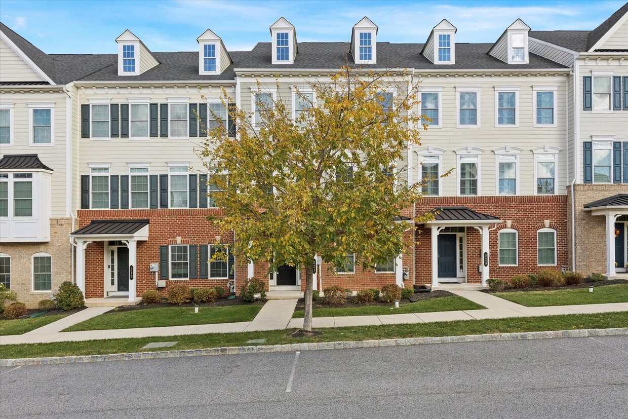 Primary Photo - Available Now – Luxury 3 Bedroom, 2.5 Bath...