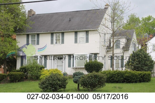 Building Photo - Large Colonial Style Home
