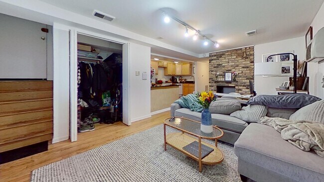 Foto del edificio - Lincoln Park Garden Level Two Bedroom