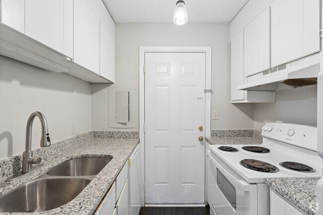 1BR, 1.5BA - 630SF - Kitchen - Brookhaven Townhomes