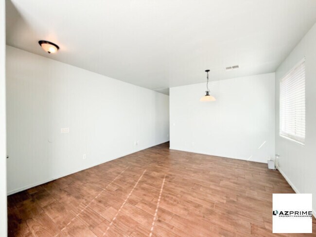 Building Photo - Bright &amp; Airy 4/2 Phoenix House!