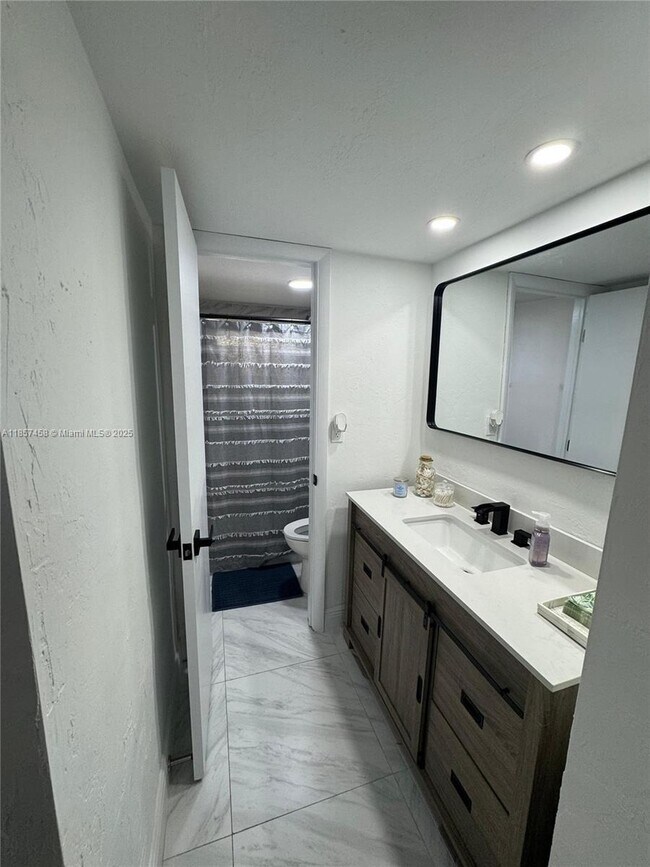 Foto del edificio - 13715 Kendale Lakes Cir