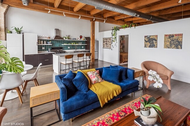 Building Photo - 2544 W North Ave