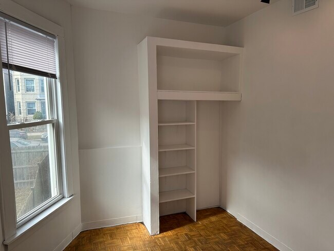 Foto del edificio - 2139 N Karlov Ave