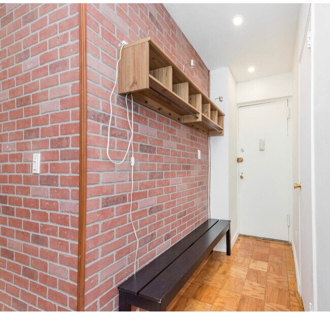 Entrance with a closet as well as additional storage, coat/bag hanging - 2534 Crescent Street #LA