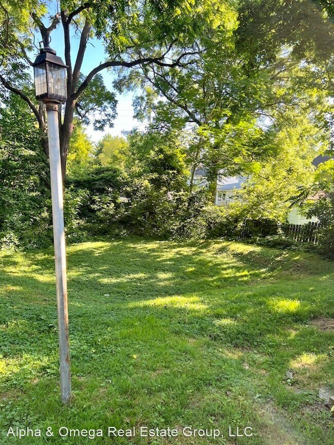 Building Photo - 2 br, 2 bath House - 454 E 4th St.