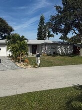 Building Photo - 415 N Shore Dr