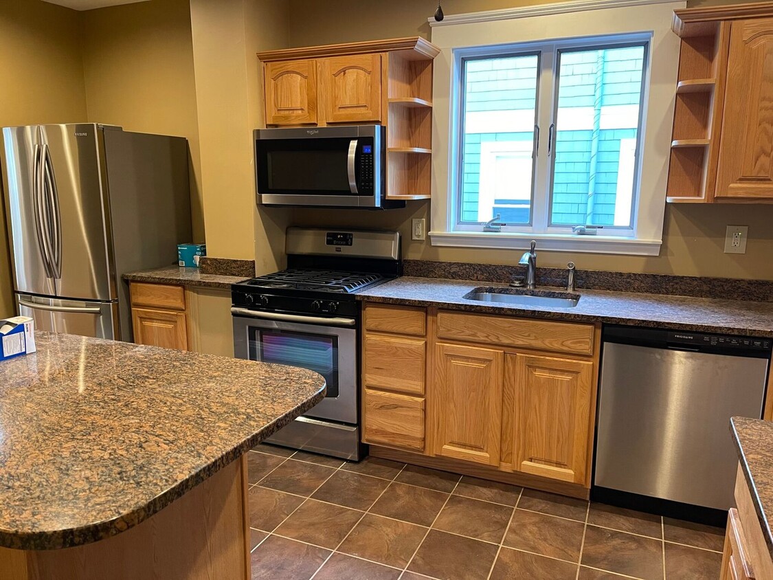 Primary Photo - Huge 2000+ sf unit with In-unit laundry an...