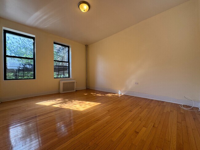 Building Photo - 884 Riverside Dr