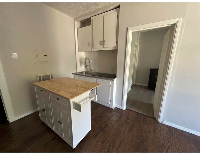 Kitchen w/ Island - 1725 Glendale Blvd