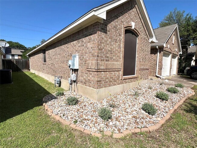 Foto del edificio - 15053 Babbling Brook Dr