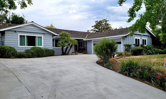 Building Photo - Epic REA - **4 Bedroom, 2.5 Bath - Ranch S...
