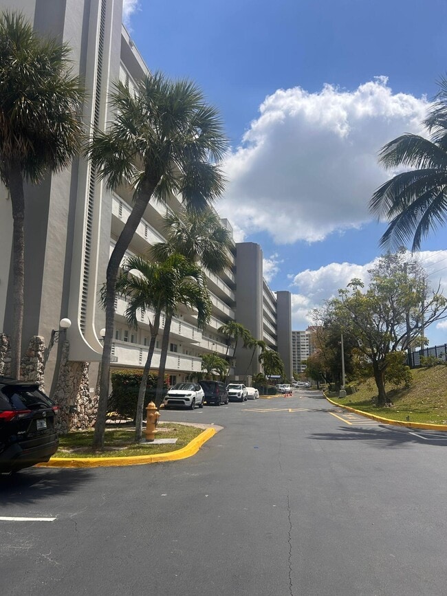 Foto del edificio - 1175 NE Miami Gardens Dr