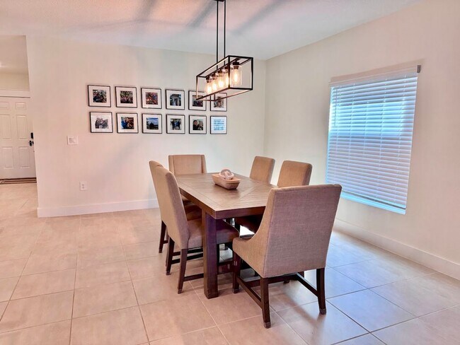 Foto del edificio - Stunning 4/3 with NO REAR NEIGHBORS!