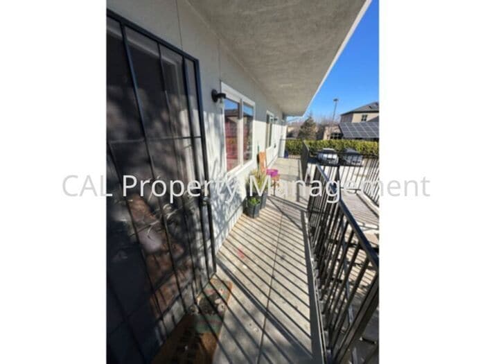 Building Photo - Charming 2-bedroom, 1-bathroom apartment i...