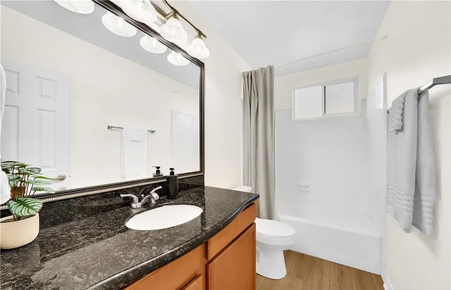 Foto del edificio - Nestled within the tranquil Creekside Vill...