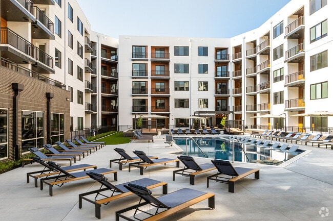 Pool & Lounge - The Hudson