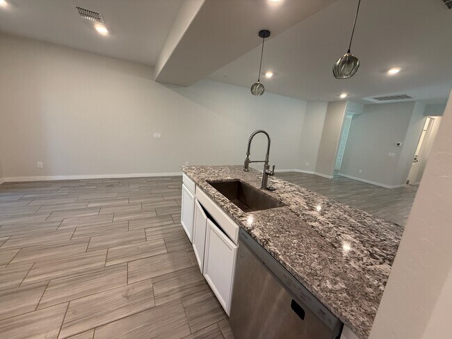 Foto del edificio - 327 W Tamarack Dr