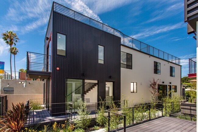 Foto del edificio - 489 Washington Blvd
