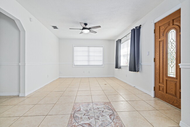 Building Photo - 4-BEDROOM WEST TAMPA HOME | PET FRIENDLY | AVAILABLE NOW