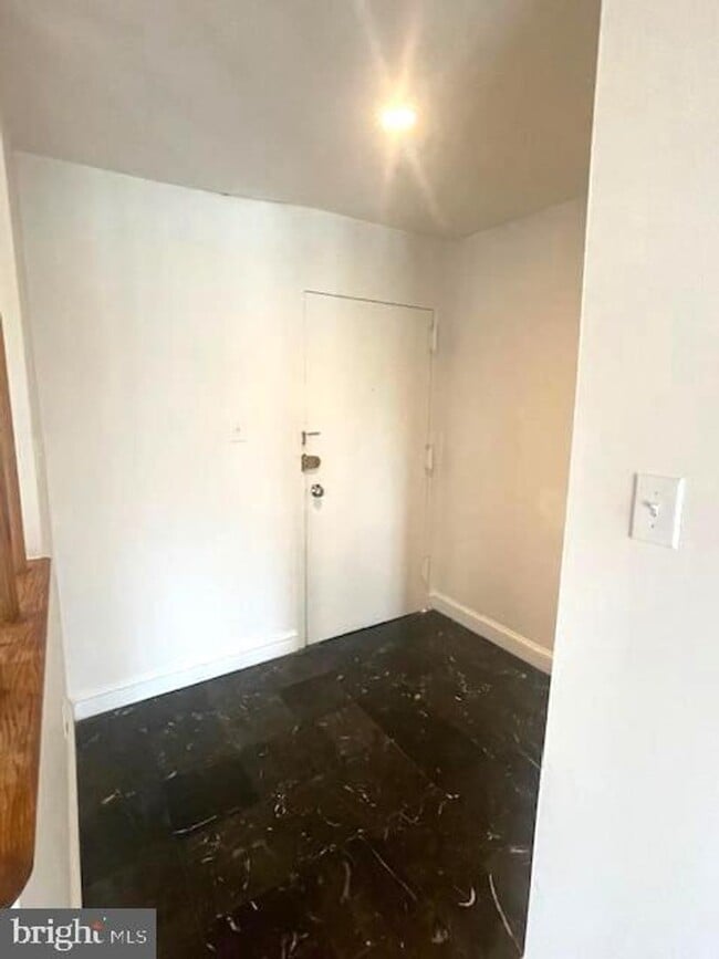 Building Photo - Glenwaye Gardens Condo